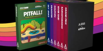 باکسست مشکی Atari و Activision شامل کارتریج و جلد بازی Pitfall در کنار عناوینی مانند Sky Jinks، Dragster، Dolphin، River Raid، Barnstorming و Grand Prix؛ پسزمینه با نوارهای رنگی طراحی شده است.