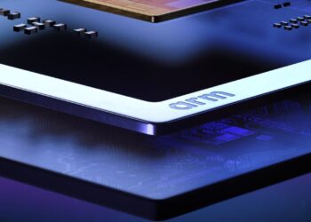 تصویر مفهومی از یک تراشه Arm با لوگوی Arm روی سطح آن، در میان لایه‌های مدار مجتمع و نورپردازی آبی و بنفش.