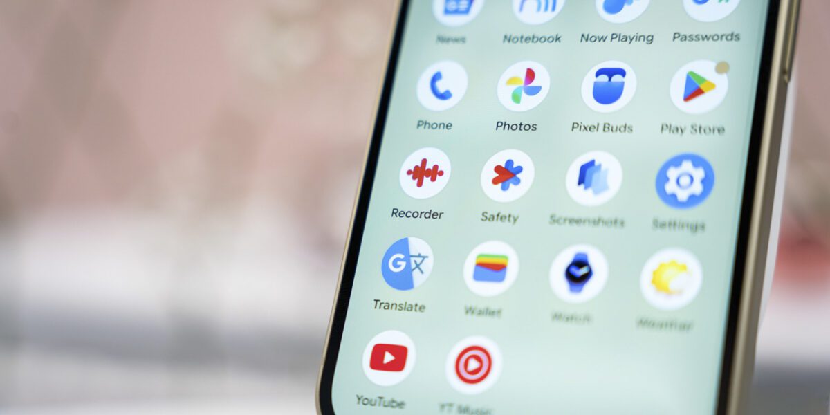 نمای نزدیک صفحهنمایش Pixel 11 و برنامههای گوگل در رابط کاربری Android 17.