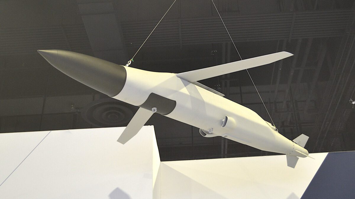 مدل مفهومی Powered JDAM با بالهای بازشونده که برای افزایش برد بمبهای هدایتشونده JDAM طراحی شده است.