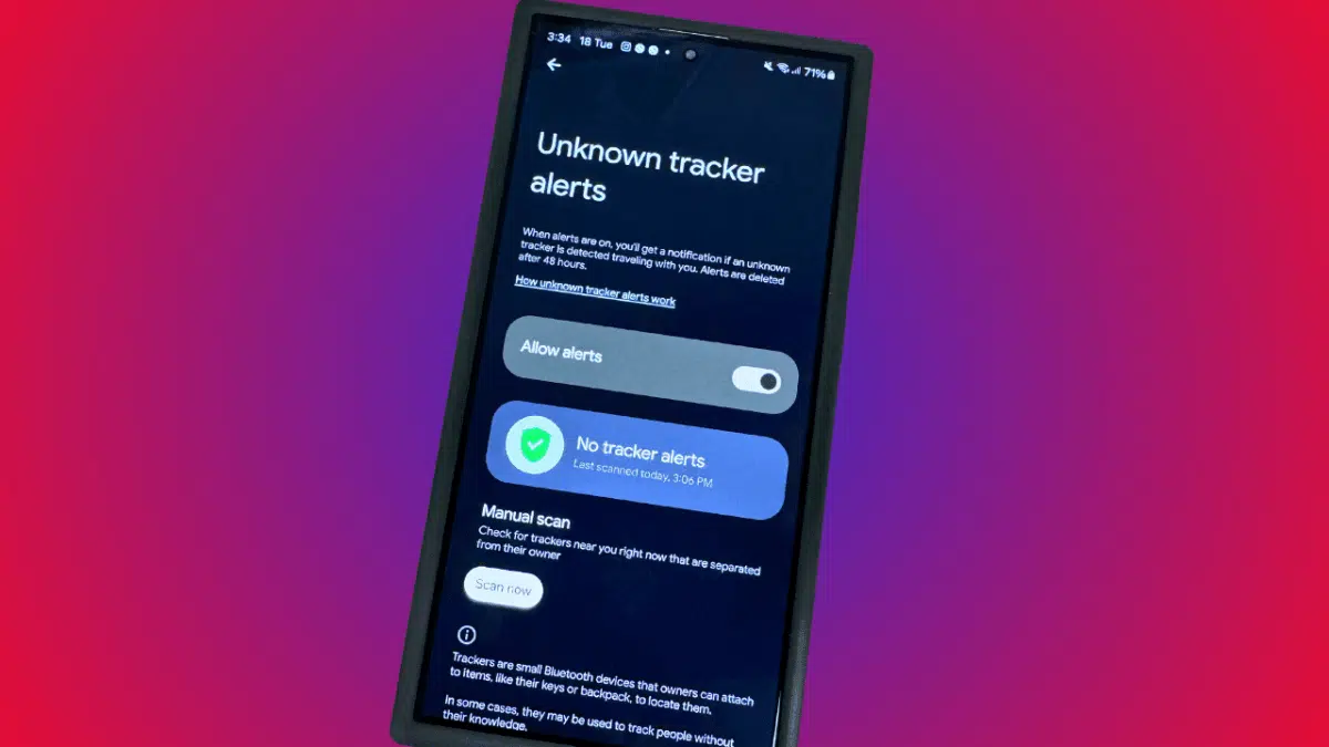 گوشی هوشمند سامسونگ با صفحه تنظیمات Unknown tracker alerts در پسزمینه بنفش و صورتی برای تشخیص و اسکن ردیابهای بلوتوثی ناشناس.