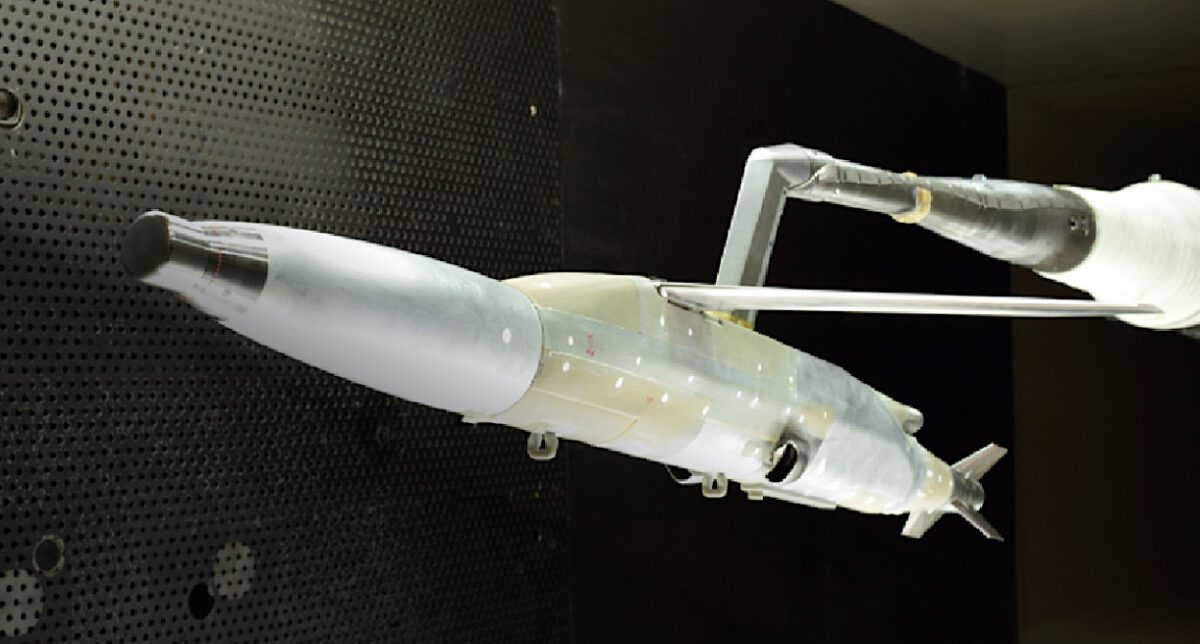 نمونه آزمایشی Powered JDAM در تونل باد برای ارزیابی طراحی بدنه، بالها و ویژگیهای آیرودینامیکی آن.