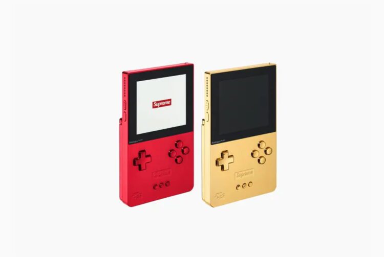 دو دستگاه دستی Analogue Pocket با رنگ های قرمز و طلایی روی پس زمینه سفید دیده می شوند.