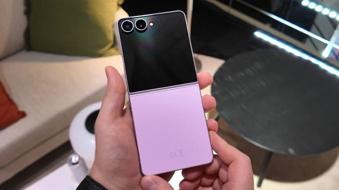 نمایی از گوشی Z Flip سامسونگ