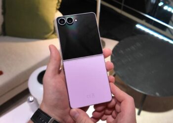 نمایی از گوشی Z Flip سامسونگ