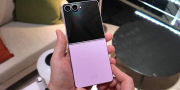 نمایی از گوشی Z Flip سامسونگ
