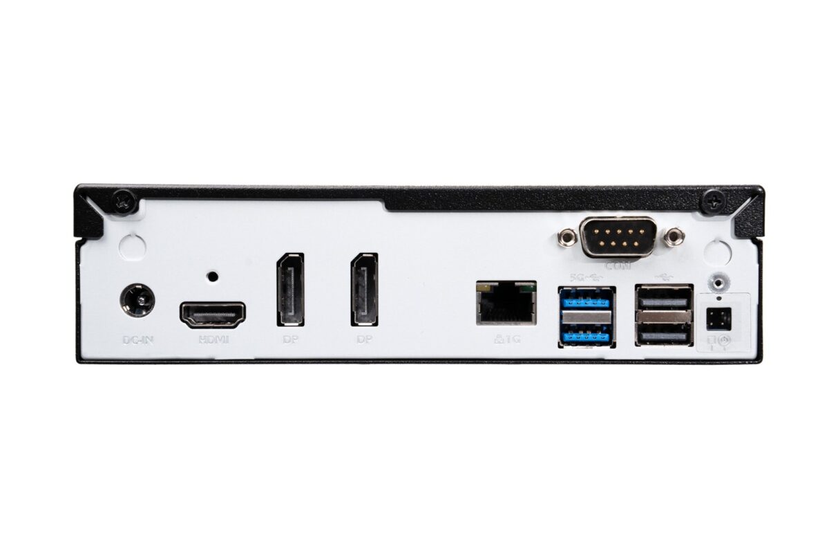 نمای پشت مینیپیسی Shuttle XPC Slim با پنل فلزی نقرهای و قاب مشکی، شامل پورت برق DC-IN، یک HDMI، دو DisplayPort، یک درگاه شبکه گیگابیتی RJ45، دو پورت USB آبی، دو پورت USB مشکی، یک پورت سریال COM و ورودی برق در سمت راست