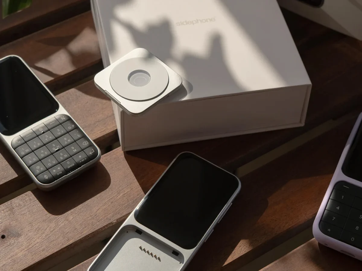 گوشی‌های Sidephone SP-01 و ماژول‌های صفحه‌کلید قابل‌تعویض در کنار جعبه محصول