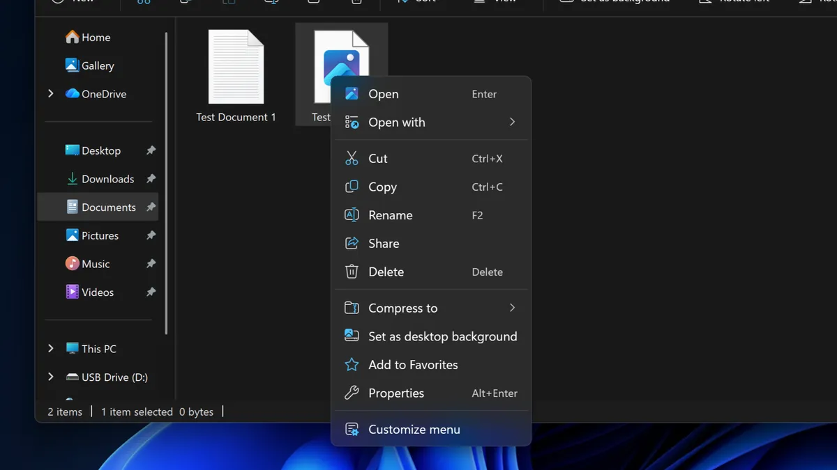 محیط File Explorer ویندوز ۱۱ در حالت پوسته تاریک (Dark Mode) که در آن منوی کلیک راست فایل تصویری باز شده است؛ گزینهها به صورت فهرست عمودی شامل Open، Open with، Cut، Copy، Rename، Share، Delete، Compress to، Set as desktop background، Add to Favorites، Properties و گزینه هایلایتشدهی Customize menu دیده میشوند.