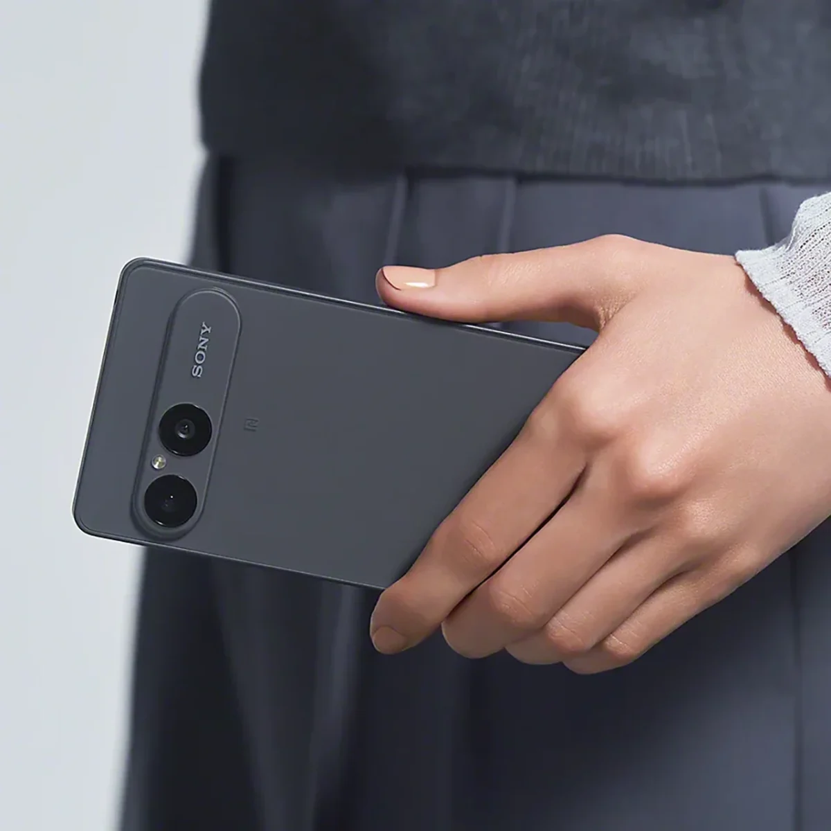 مای پشت گوشی سونی Xperia 10 VIII خاکستری در دست کاربر با ماژول دوربین دوگانه
