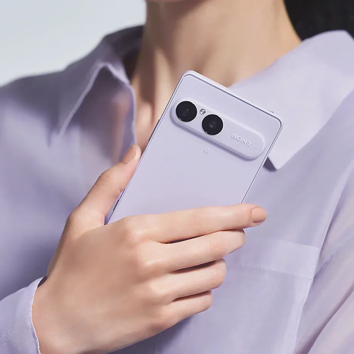 گوشی سونی Xperia 10 VIII یاسی در دست کاربر با طراحی دوربین دوگانه پشتی