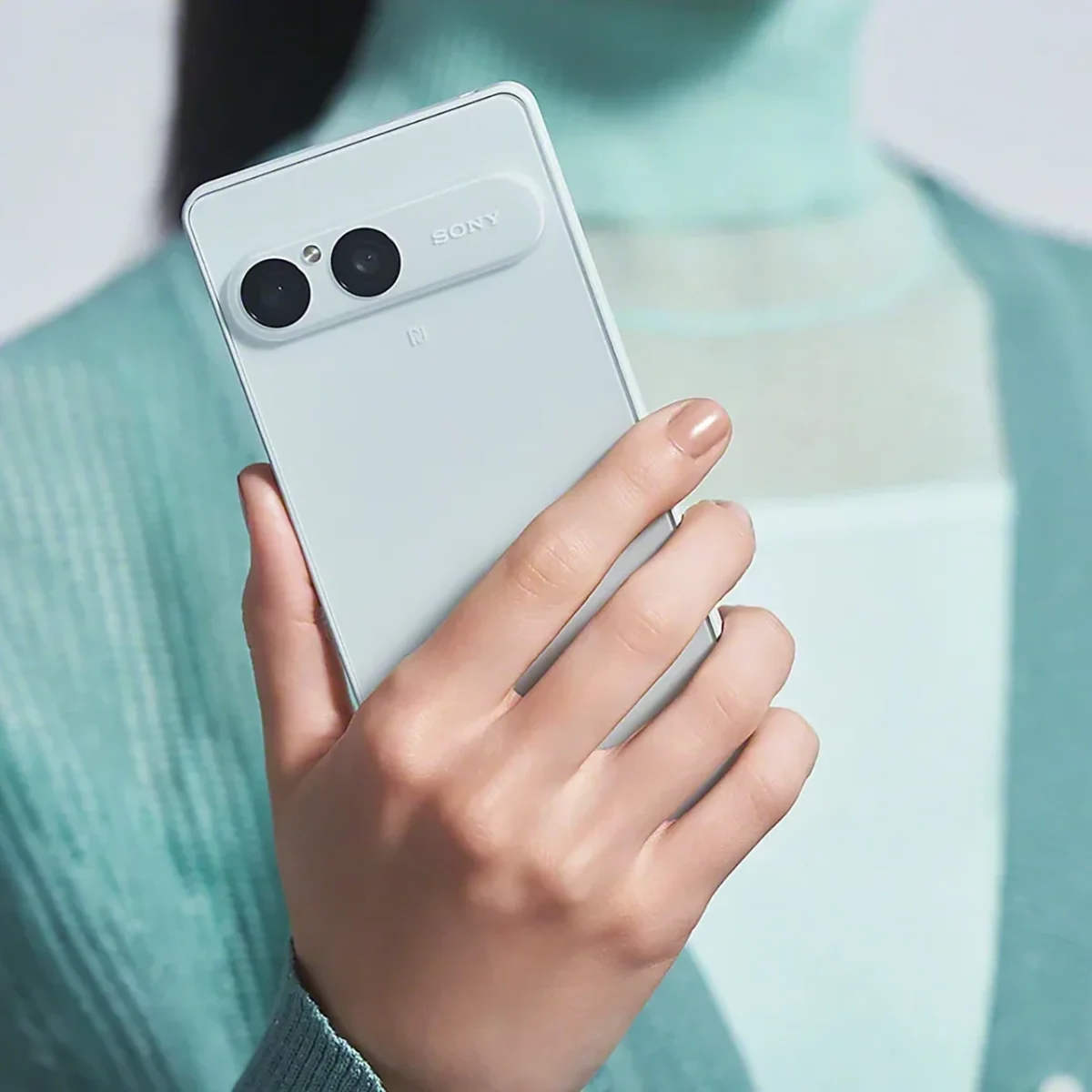 نمای پشت سونی Xperia 10 VIII سفید در دست کاربر با دو دوربین اصلی