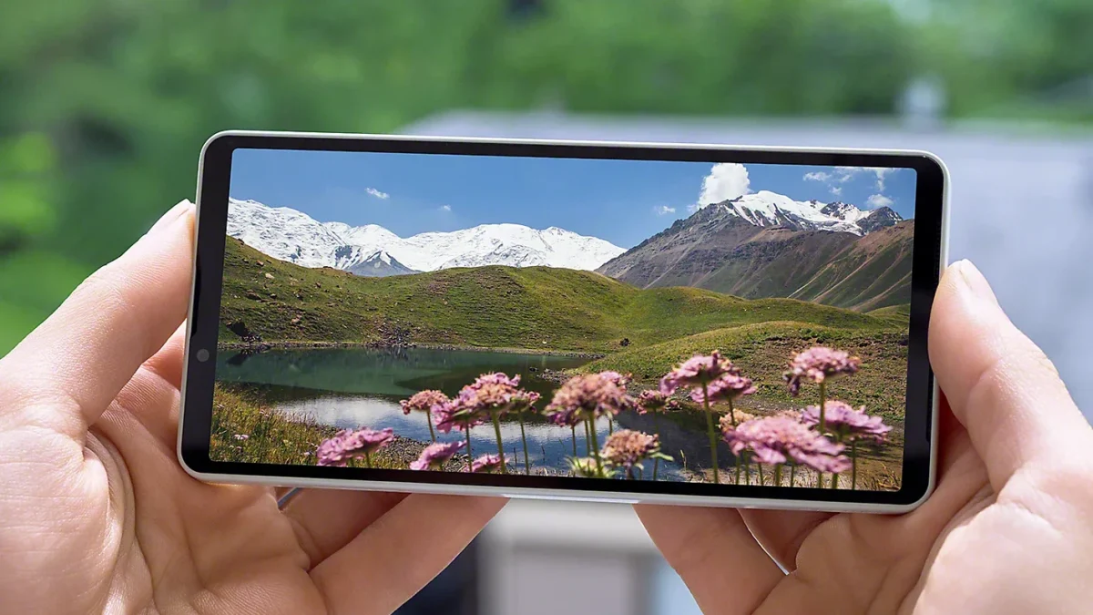 نمای افقی نمایشگر سونی Xperia 10 VIII هنگام نمایش تصویر منظره