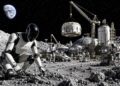 ربات انساننمای تسلا در حال بررسی سطح ماه در کنار کارخانه ایلان ماسک با جرثقیل، مخازن، سازههای گنبدی و کره زمین در پسزمینه
