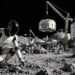 ربات انساننمای تسلا در حال بررسی سطح ماه در کنار کارخانه ایلان ماسک با جرثقیل، مخازن، سازههای گنبدی و کره زمین در پسزمینه