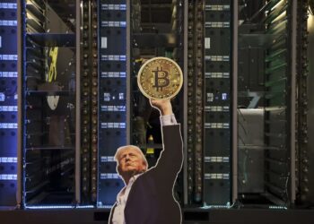 تصویر ترامپ در حال نگه داشتن یک ارز دیجیتال