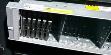 نمای نزدیک از محفظه ذخیرهسازی یک سرور که چندین درایو SSD باریک در اسلاتهای شمارهگذاریشده آن نصب شدهاند و چراغهای وضعیت سبز دیده میشود.