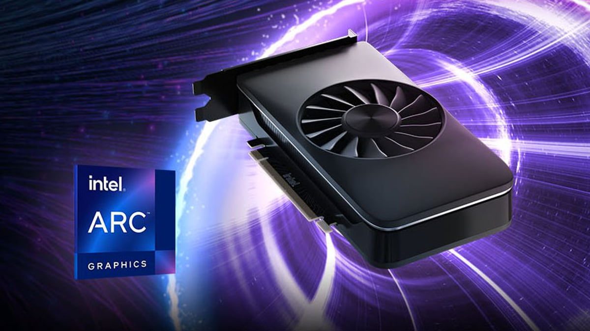 کارت گرافیک مشکی Intel Arc Graphics با یک فن خنککننده در مرکز، روی پسزمینهای انتزاعی از خطوط نورانی بنفش و آبی