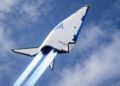 رندر مفهومی هواپیمای عمودپرواز راکتی شرکت New Frontier Aerospace در حال اوج‌گیری با خروج شعله‌های آبی از موتورهای راکتی.