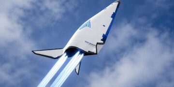 رندر مفهومی هواپیمای عمودپرواز راکتی شرکت New Frontier Aerospace در حال اوج‌گیری با خروج شعله‌های آبی از موتورهای راکتی.