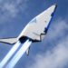 رندر مفهومی هواپیمای عمودپرواز راکتی شرکت New Frontier Aerospace در حال اوجگیری با خروج شعلههای آبی از موتورهای راکتی.