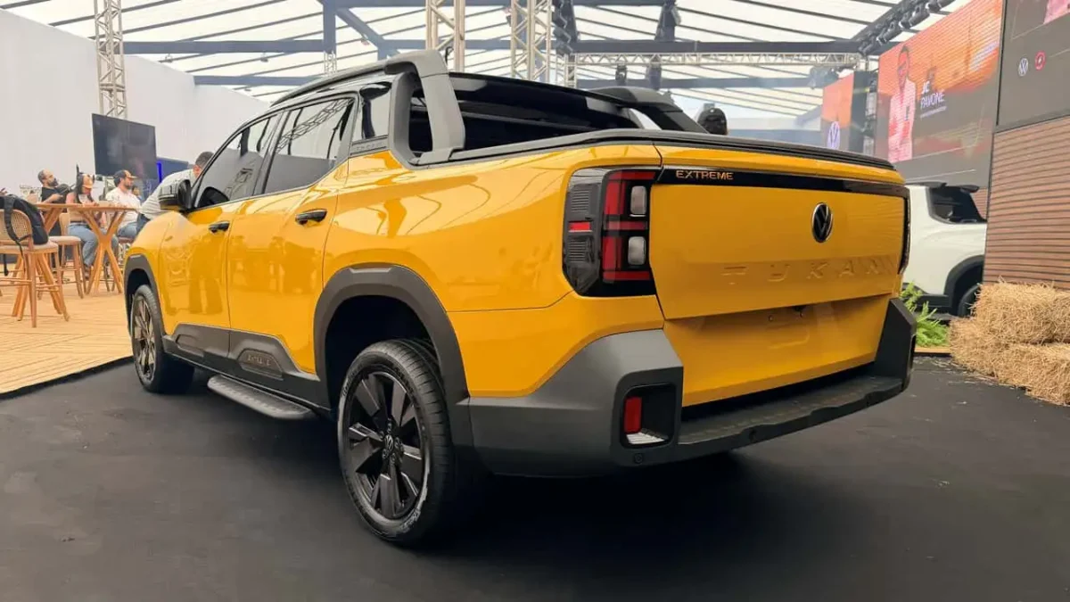 نمای عقب پیکاپ Tukan Extreme فولکس‌واگن با چراغ‌های عمودی و محفظه بار