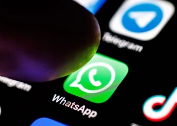 اپلیکیشن واتساپ روی تلفن همراه
