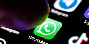 اپلیکیشن واتساپ روی تلفن همراه