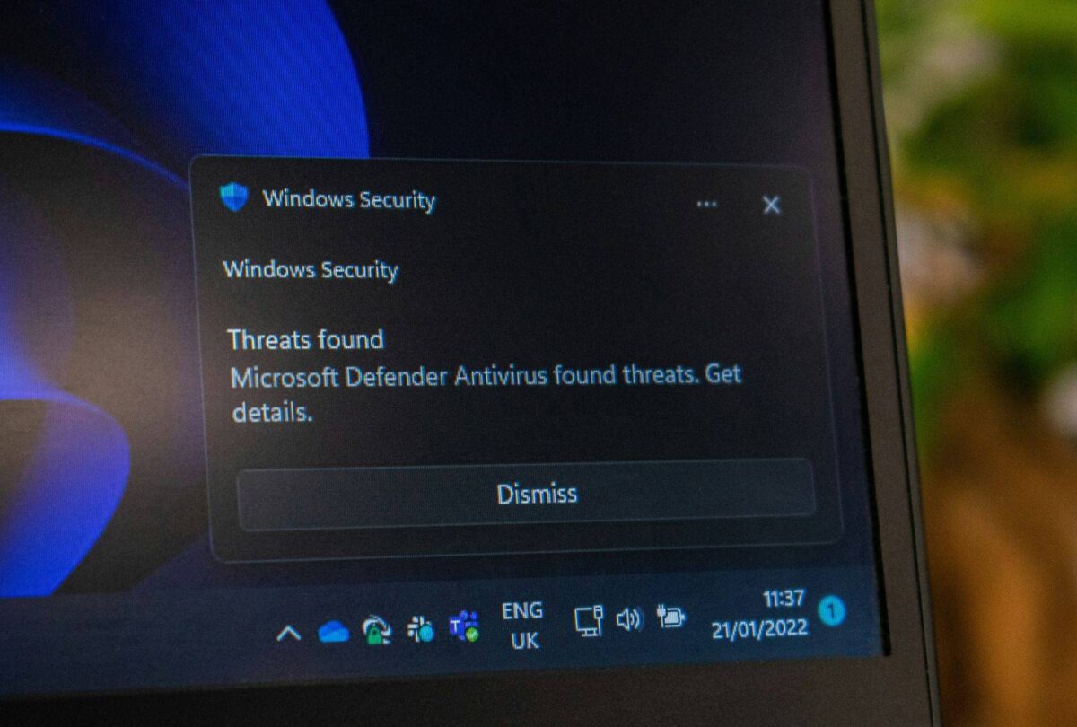 پنجره اعلان ویندوز با عنوان Windows Security که پیام Threats found را نمایش میدهد و اعلام میکند که Microsoft Defender Antivirus تهدیداتی را شناسایی کرده است؛ دکمه Dismiss در پایین این پنجره قرار دارد.