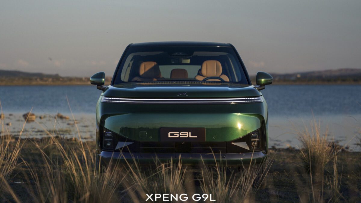 مای روبهروی اکسپنگ G9L سبزرنگ با چراغ LED سرتاسری در کنار دریا