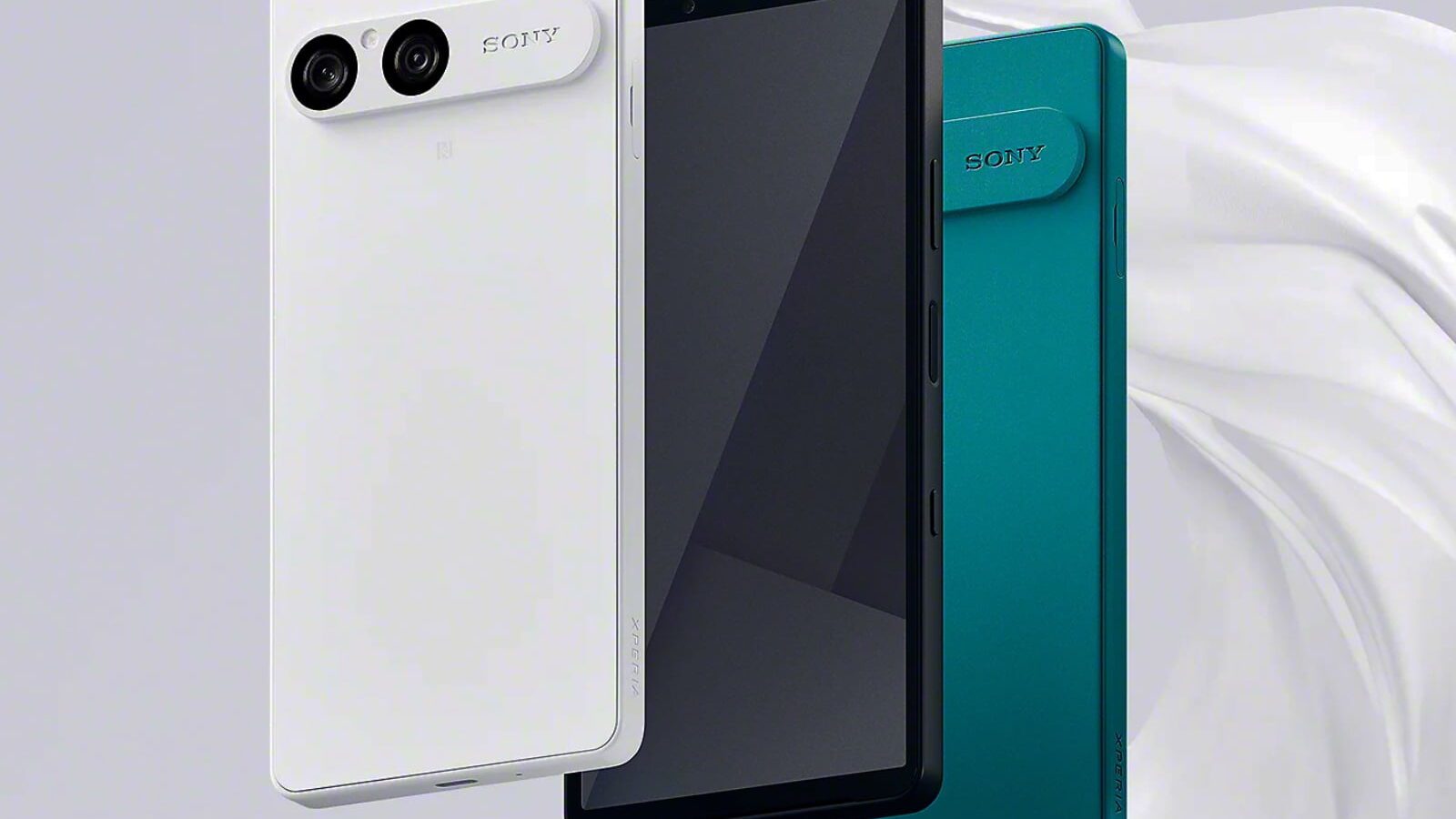 تصویر تبلیغاتی سه گوشی Sony Xperia در رنگهای سفید، مشکی و سبز فیروزهای، با نمایش دوربین دوگانه مدل سفید و نمای جلویی مدل مشکی.