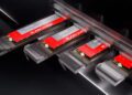 رندر داخلی یک سامانه ذخیرهسازی که چندین حافظه SSD قرمز و مشکی SanDisk NAS 800 درون سینیهای کشویی سرور قرار گرفتهاند.