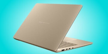 نمای مایل از پشت درپوش بژ مات لپتاپ ایسوس زنبوک با لوگوی متنی ASUS Zenbook در پسزمینهای به رنگ آبی فیروزهای.