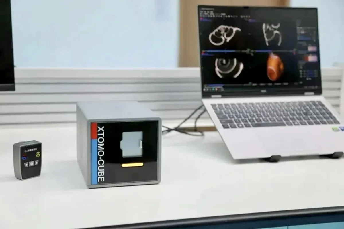 کوچکترین سیتیاسکن جهان Xtomo-Cube در کنار لپتاپ و نمایش تصاویر سهبعدی اسکنشده