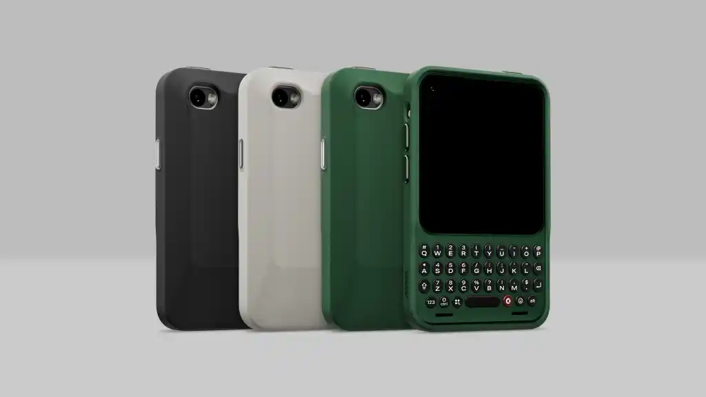 قاب محافظ MNML از برند dbrand در سه رنگ مشکی، کرم و سبز تیره که در نمای متوالی و زاویه‌دار کنار هم روی پس‌زمینه خاکستری روشن قرار گرفته‌اند؛ مدل سبز مجهز به صفحه نمایش کوچک و کیبورد فیزیکی QWERTY است.