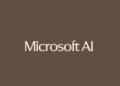 لوگوتایپ سفید رنگ Microsoft AI روی پس‌زمینه یکدست قهوه‌ای تیره