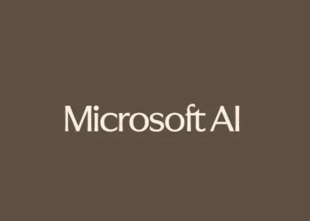 لوگوتایپ سفید رنگ Microsoft AI روی پس‌زمینه یکدست قهوه‌ای تیره
