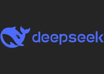 لوگوی متنی و نماد نهنگ آبی‌رنگ هوش مصنوعی DeepSeek در مقابل پس‌زمینه خاکستری تیره.