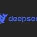لوگوی متنی و نماد نهنگ آبی‌رنگ هوش مصنوعی DeepSeek در مقابل پس‌زمینه خاکستری تیره.