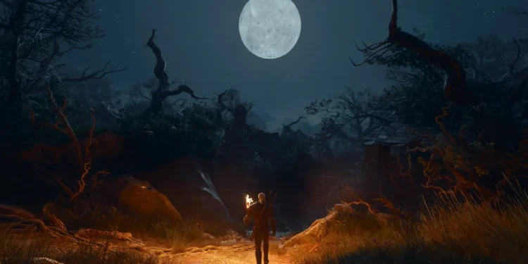 گرالت از ریویا مشعل به دست در حال قدم زدن در یک مسیر جنگلی تاریک زیر نور ماه کامل در بازی The Witcher 3.