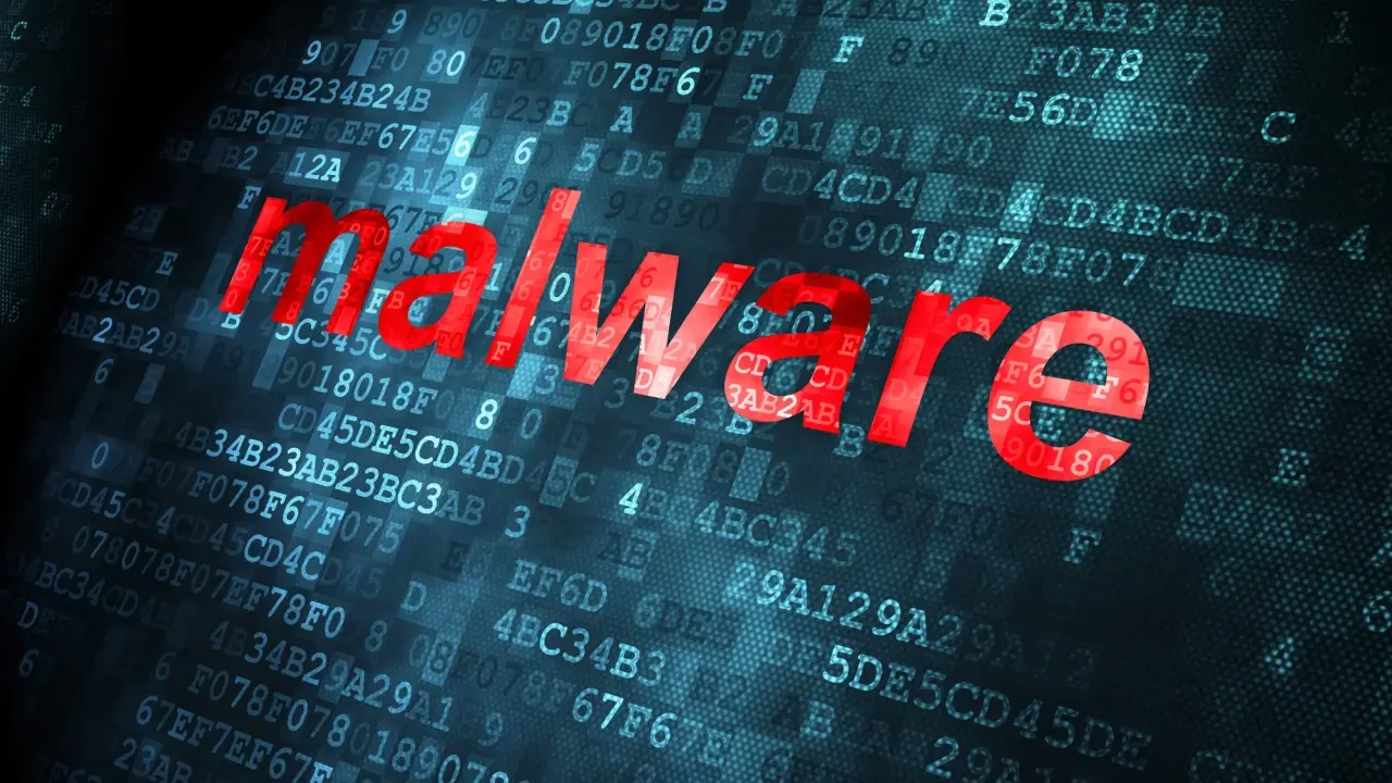 طرح مفهومی امنیت سایبری و بدافزار با کلمه قرمز رنگ و درخشان malware روی پس‌زمینه‌ای از کدهای دیجیتال هگزادسیمال، بیت‌های داده و ماتریس باینری آبی تیره.