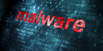 طرح مفهومی امنیت سایبری و بدافزار با کلمه قرمز رنگ و درخشان malware روی پسزمینهای از کدهای دیجیتال هگزادسیمال، بیتهای داده و ماتریس باینری آبی تیره.