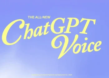 عنوان متنی بنفش و زرد The All-New ChatGPT Voice توسعه‌یافته توسط OpenAI در پس‌زمینه آسمان آبی.