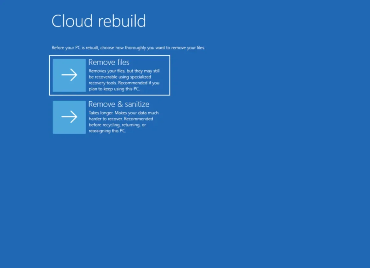 صفحه تنظیمات Cloud rebuild ویندوز که دو روش پاکسازی فایلها را ارائه میدهد: گزینه Remove files برای حذف معمولی دادهها و گزینه Remove & sanitize برای پاکسازی امن و طولانیتر که بازگردانی اطلاعات را بسیار سختتر میکند.