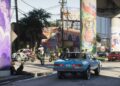 صحنهای از بازی GTA 6 با ماشین کلاسیک آبی، موتورسواران در حال تکچرخ زدن و ستونهای نقاشیشده پل در وایس سیتی.