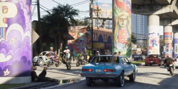 صحنهای از بازی GTA 6 با ماشین کلاسیک آبی، موتورسواران در حال تکچرخ زدن و ستونهای نقاشیشده پل در وایس سیتی.