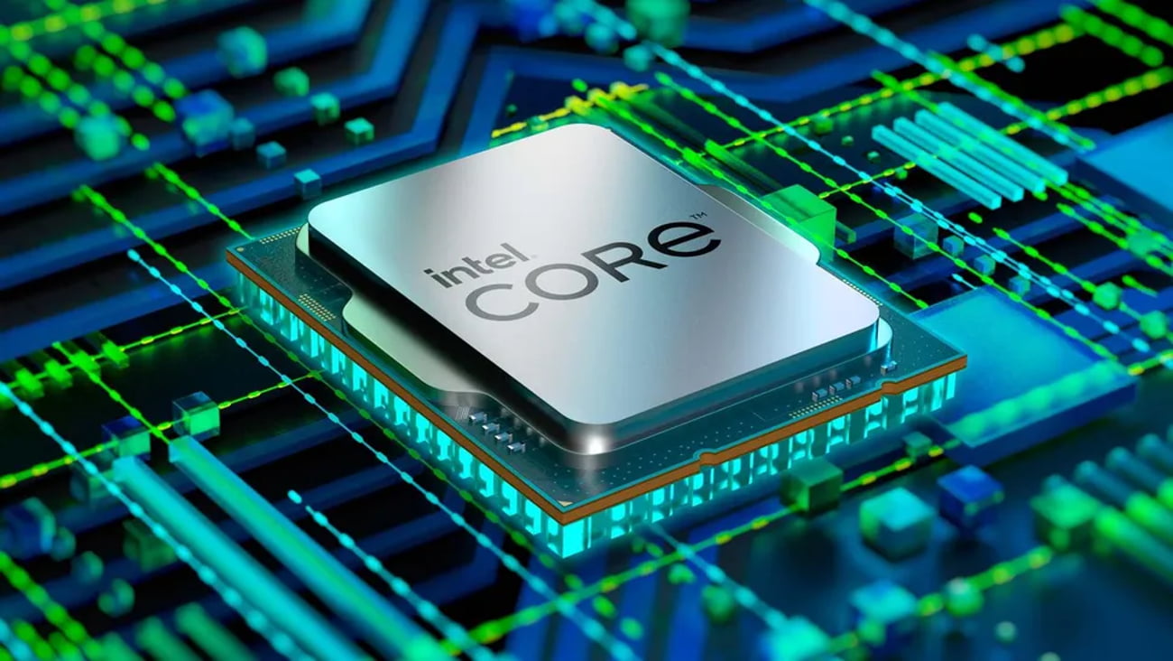 پردازنده نقرهای Intel Core روی مدار چاپی و بردی با الگوهای نوری سبز و آبی نئونی.