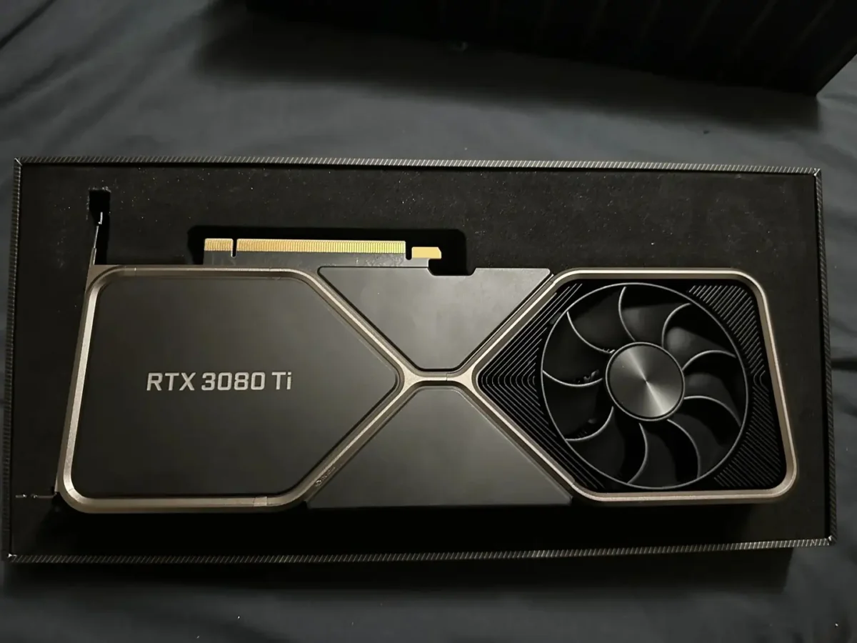 یک کارت گرافیک NVIDIA RTX 3080 Ti Engineering Sample داخل جعبه مشکی و روی پسزمینه تیره نمایش داده شده است.