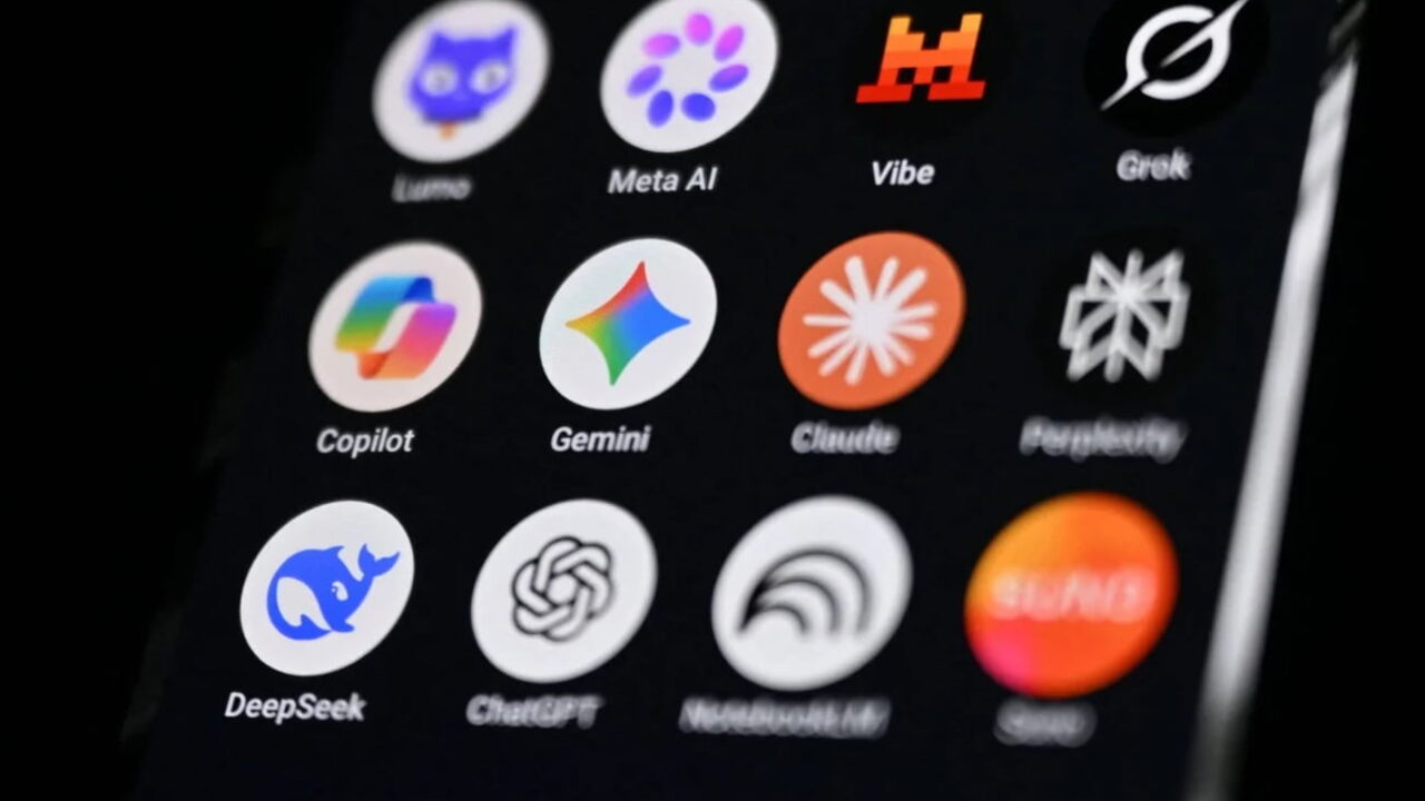 آیکون برنامههای مختلف هوش مصنوعی شامل DeepSeek، ChatGPT، Gemini، Claude، Copilot و Grok روی صفحه نمایش گوشی با پسزمینه مشکی