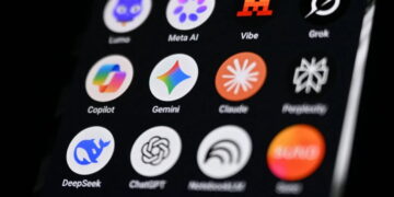 آیکون برنامههای مختلف هوش مصنوعی شامل DeepSeek، ChatGPT، Gemini، Claude، Copilot و Grok روی صفحه نمایش گوشی با پسزمینه مشکی